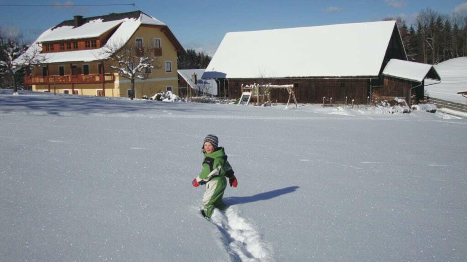 durch den Schnee stapfen