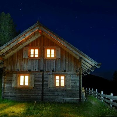 Hütte bei Nacht