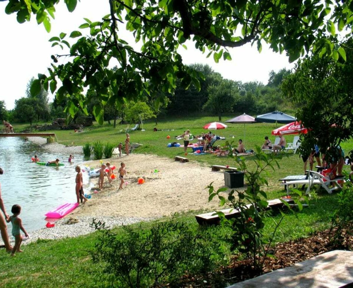 Der Badeteich mit Spielplatz