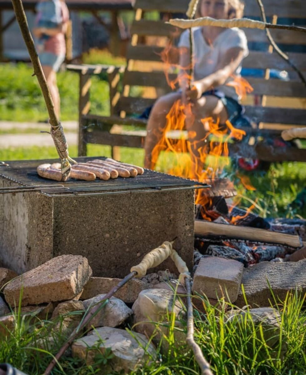 Selbstgemachte Würstl grillen