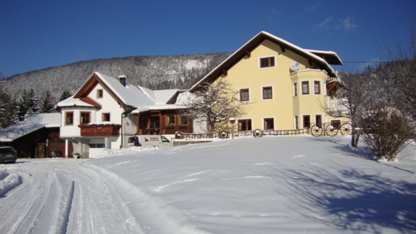 Ferienwohnung außen im Winter (am Foto mittig)