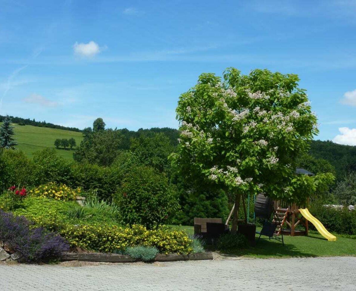 Hof mit Sitzgelegenheit