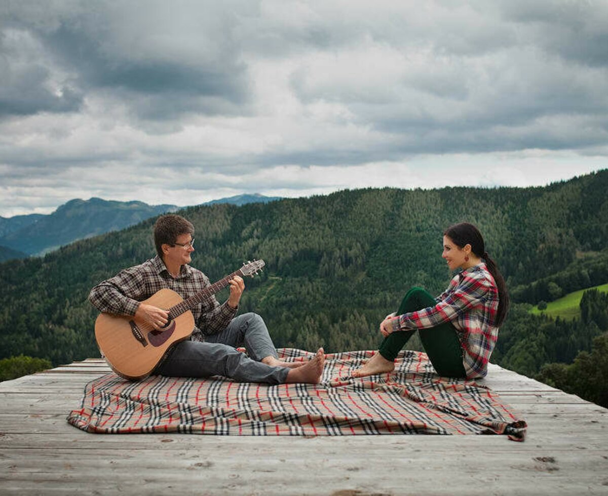 Gitarrensession auf der Naturholztribüne