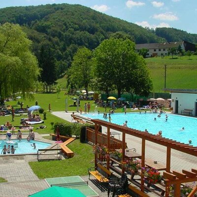 Das Freibad Rabenstein bietet sogar Möglichkeit zum Flussbaden - im Hintergrund sehen Sie den Karhof