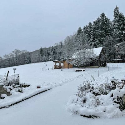 Karnerhof - Garten und Stall im Schnee © Gertraud Karner