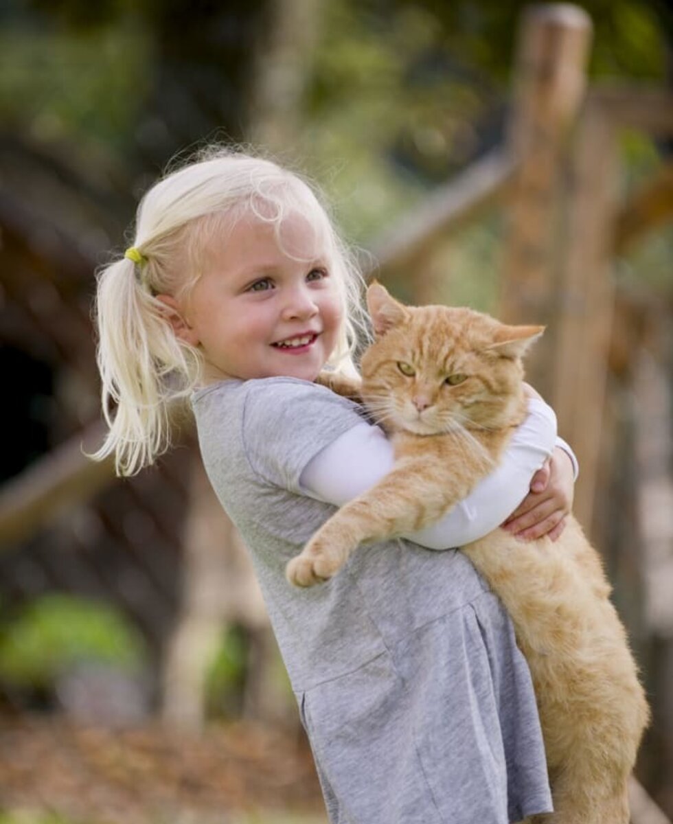 Leonie mit Hauskater Moritz