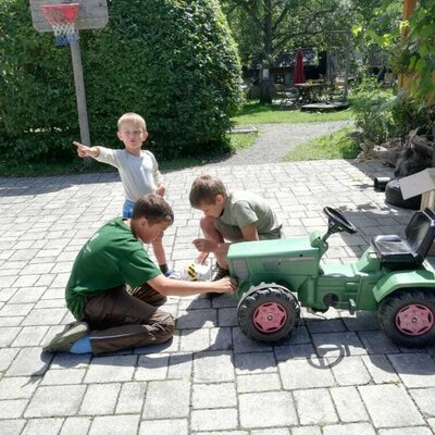 Kinder  mit Traktor