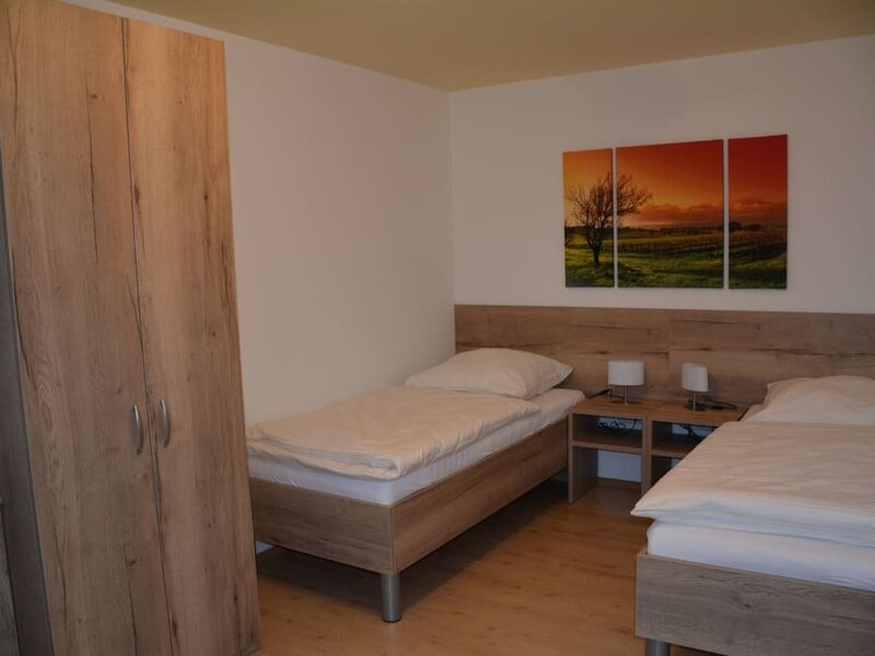 Schlafzimmer mit getrennten Betten