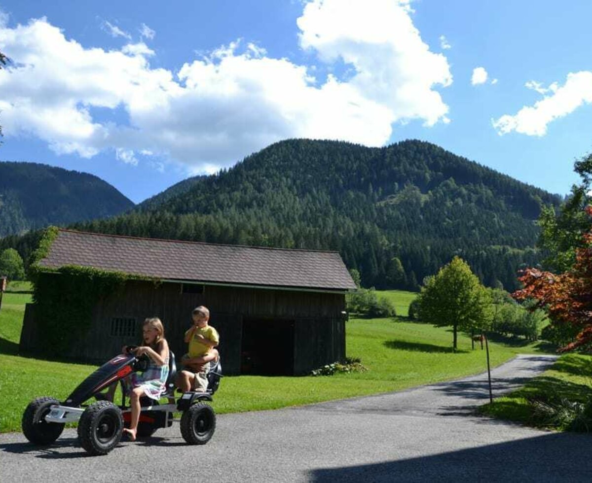 Lassingbauer - Kinder im Garten