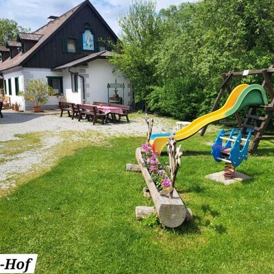 Kinderspielplatz mit Blick auf den Heurigen