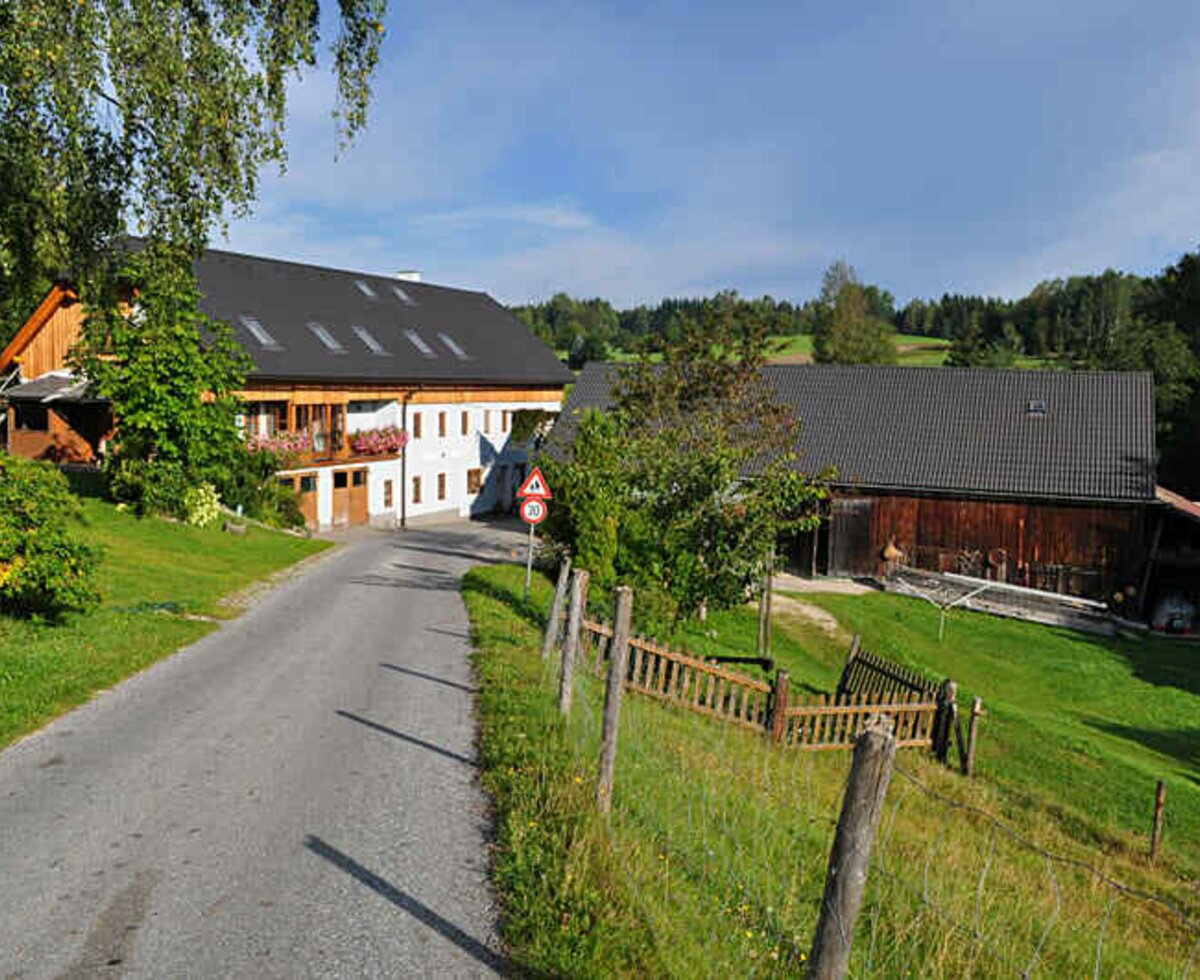 Simandlmühle - Hof im Sommer