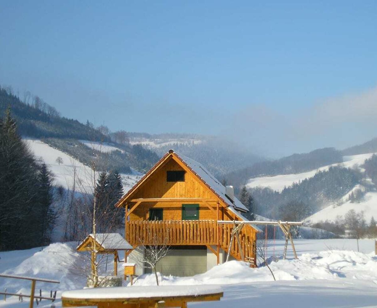 Spielhaus in der Winterlandschaft