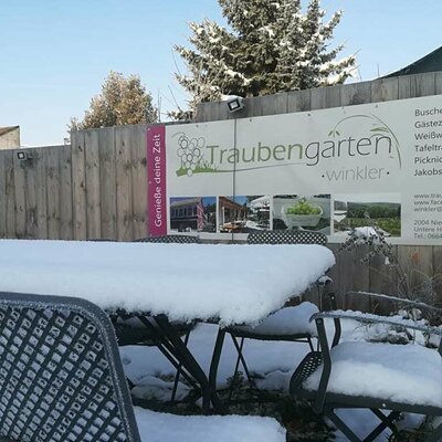 Schnee auf Gartenmöbel