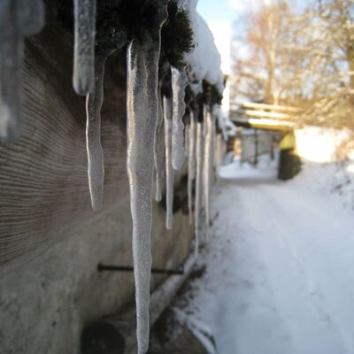 Eiszapfen am Stadldach