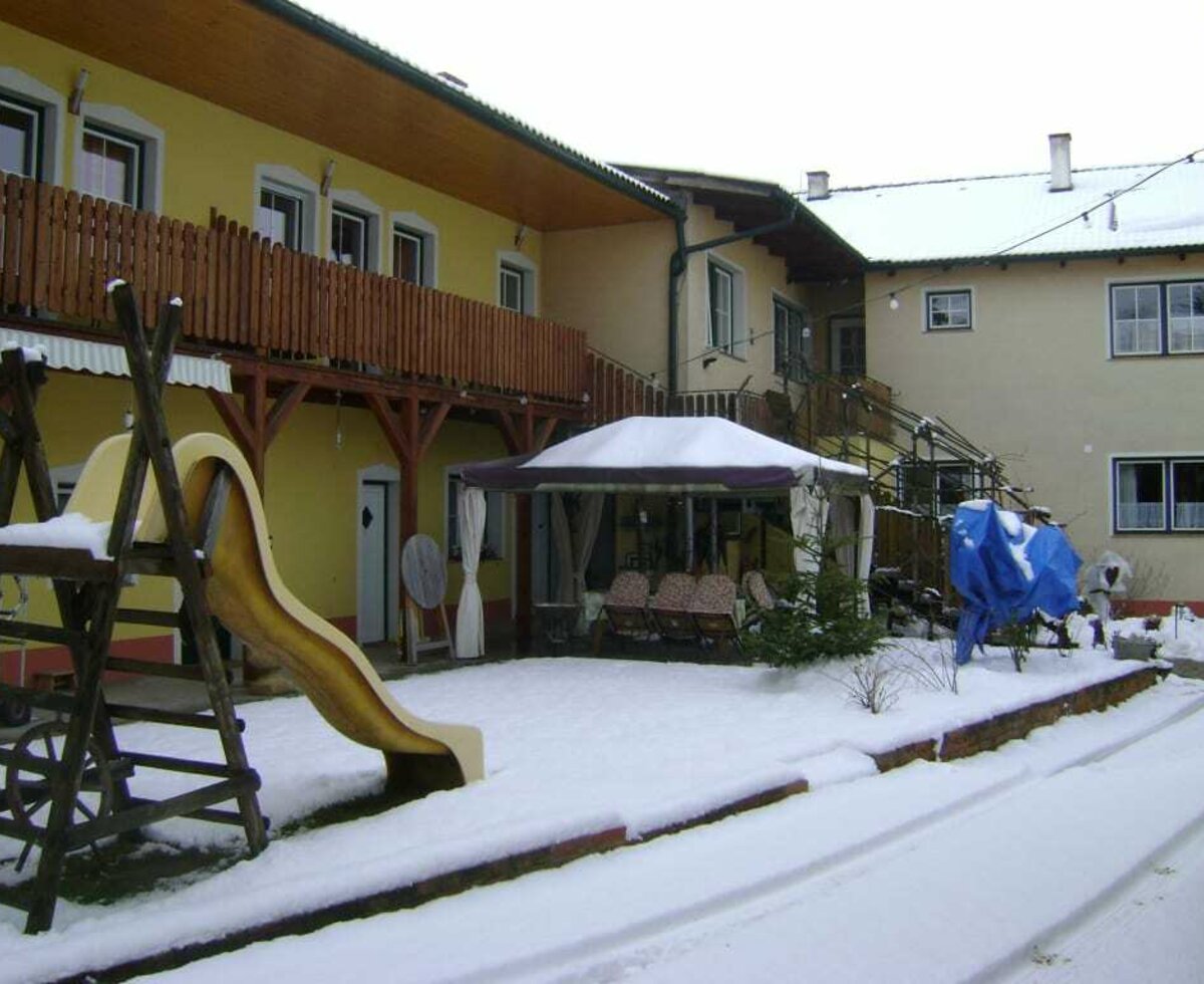 Hof im Schnee