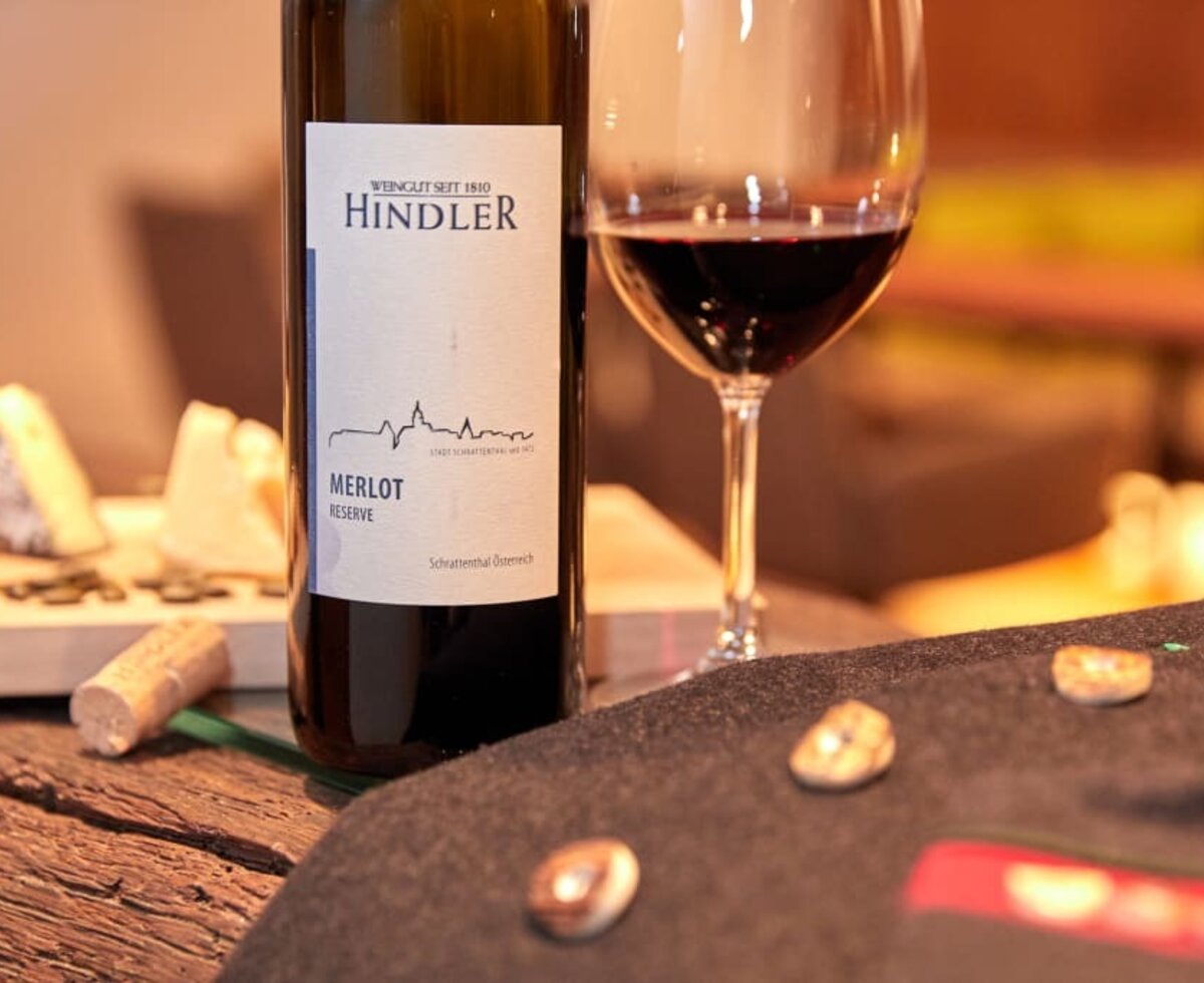 Wein mit Jacke - Weingut, Weinlounge u. Kellerstöckl Hindler | © Pedagrafie