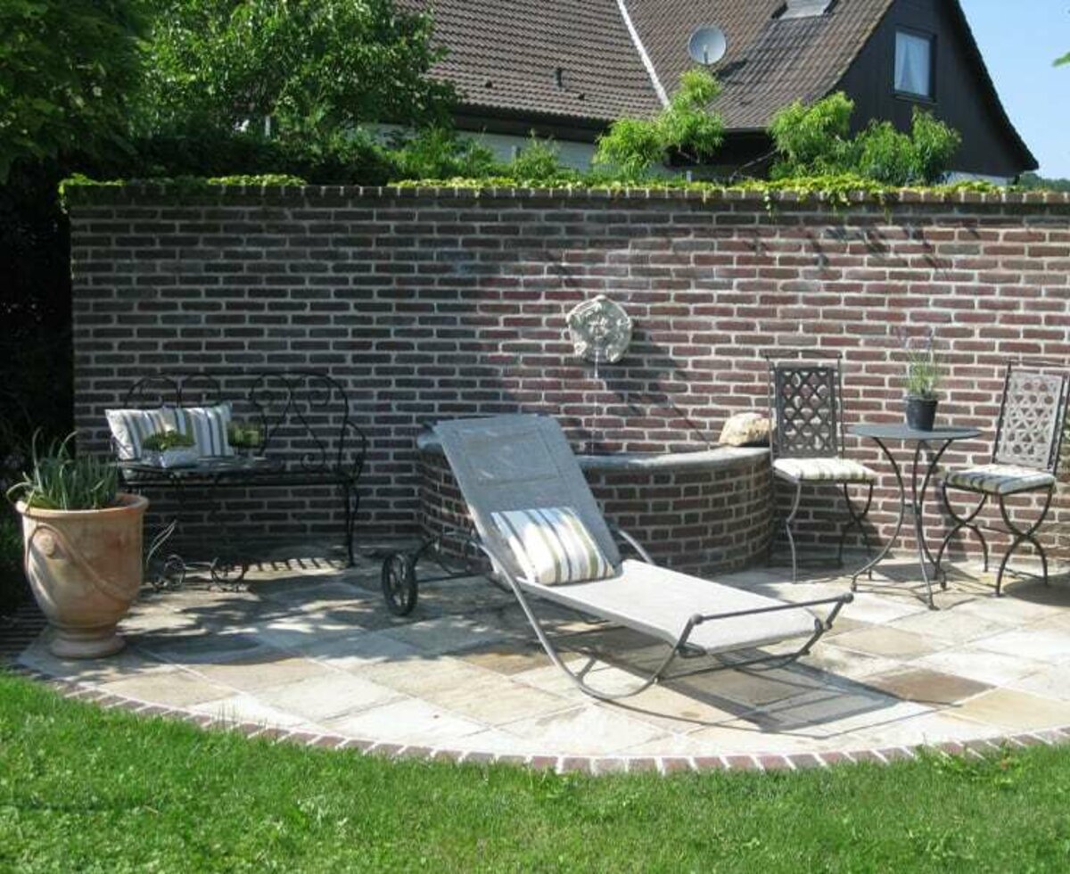 Weinpensionn Andrea - Brunnen und Sitzplatz im Garten