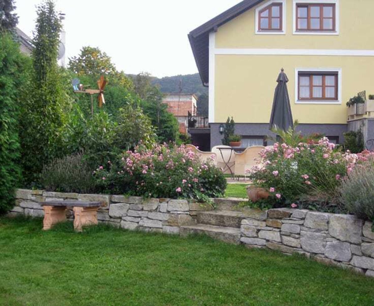 Weinpension Andrea / Rückseite - Trennung Garten-Nutzgarten