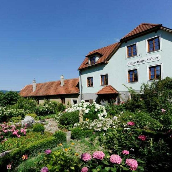 Winzerhof & Gaestehaus Stoeger, Garten- und Gaestehausansicht