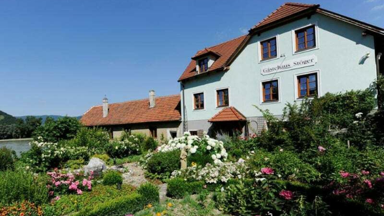 Winzerhof & Gaestehaus Stoeger, Garten- und Gaestehausansicht