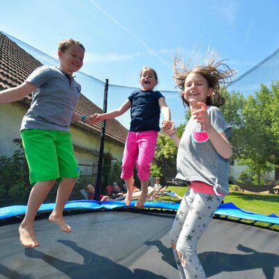 Am Spielplatz im Garten