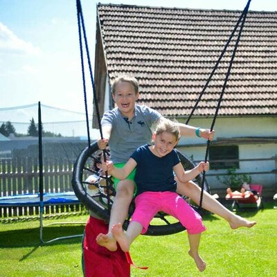 Am Spielplatz im Garten-Nestschauckel