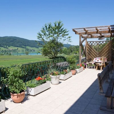 gemütliche Terrasse mit Blick auf den Irrsee