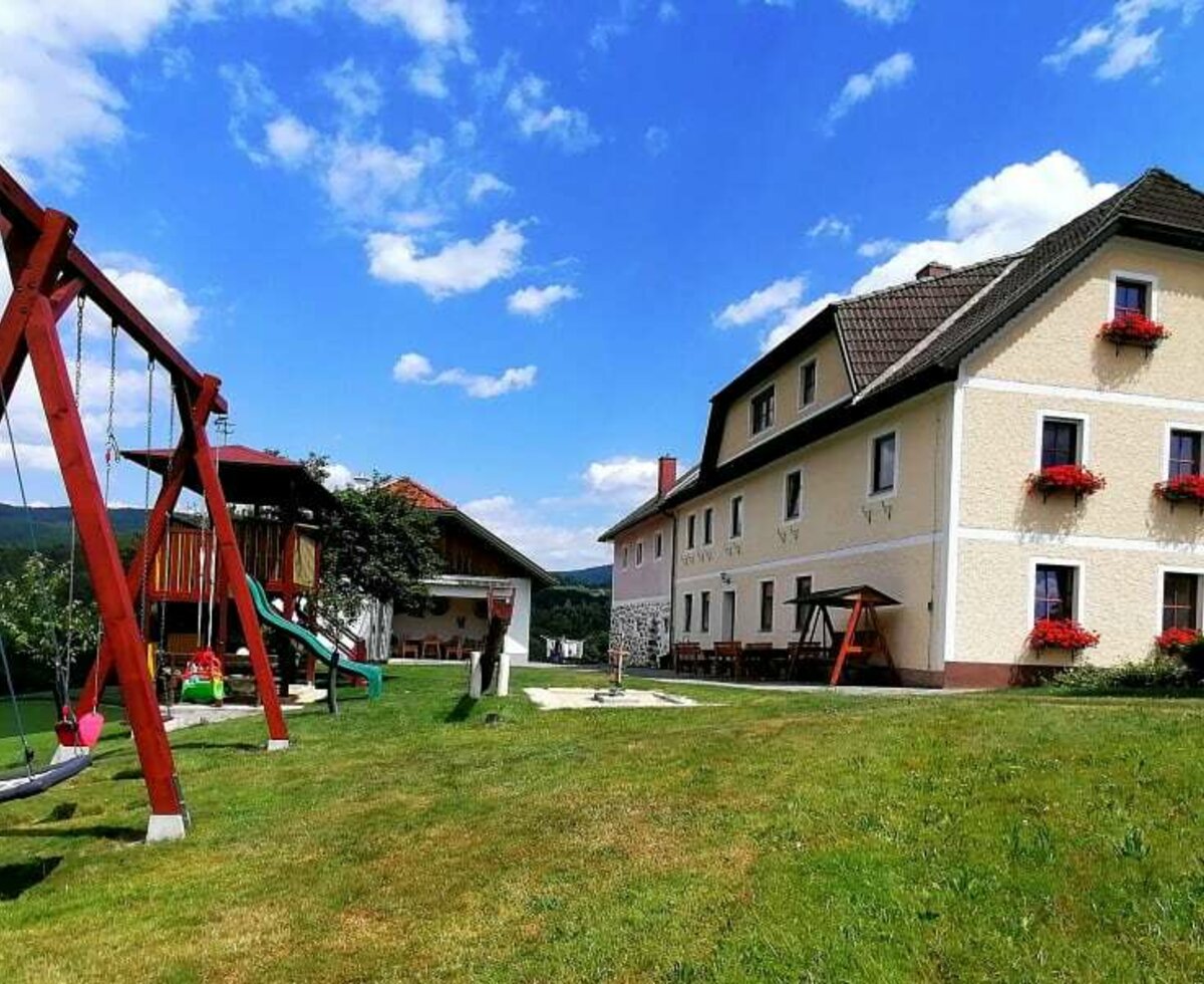 Hof und Spielplatz