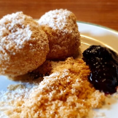 flaumige Topfenknödel mit Schwarzbeeren