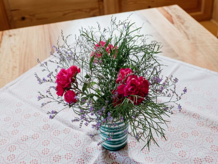 Tischdecke aus Leinen mit Blumenschmuck | © Urlaub am Bauernhof Oberösterreich / Biohof Schafflhof