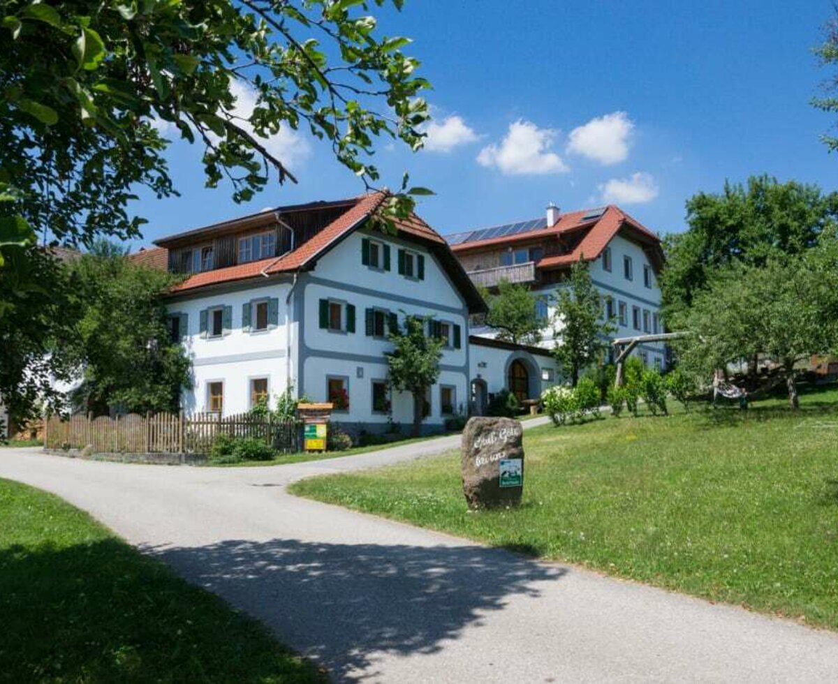 Hofansicht mit Landschaft Biohof Stadler