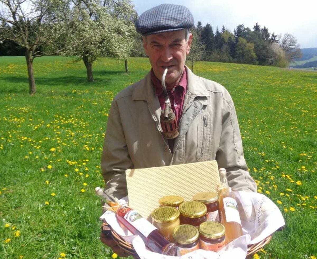 Otto Opa mit seinem Bio-Honig Biohof Stadler