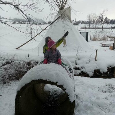 Kinder spielen im Winter