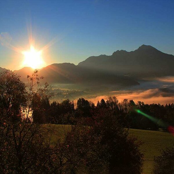 Sonnenaufgang am Bauernhof