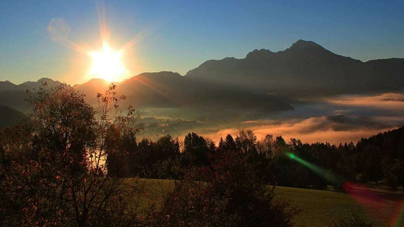 Sonnenaufgang am Bauernhof