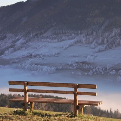 Sonnenbank Richtung Schattseite mit Raureif