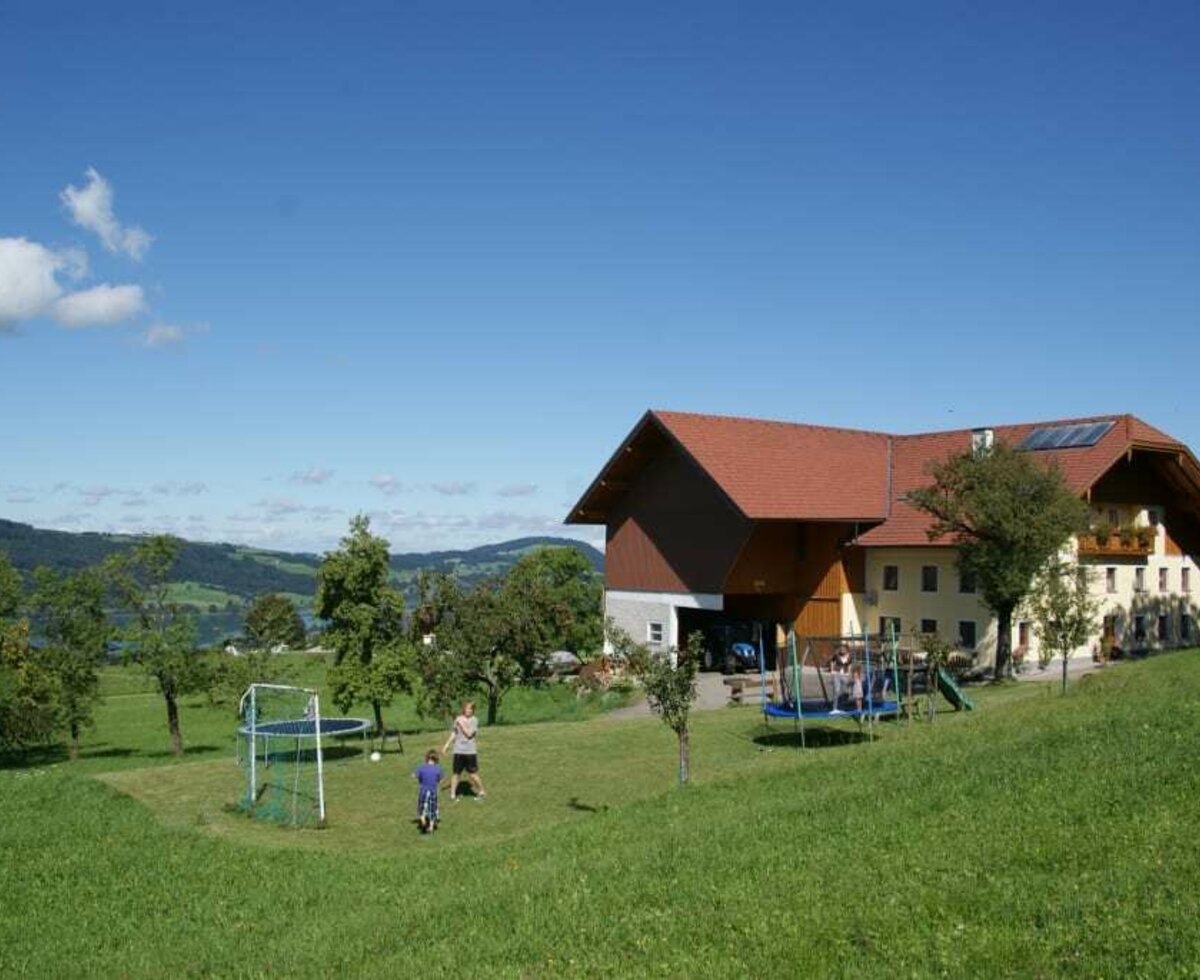 Spielplatz u. Haus