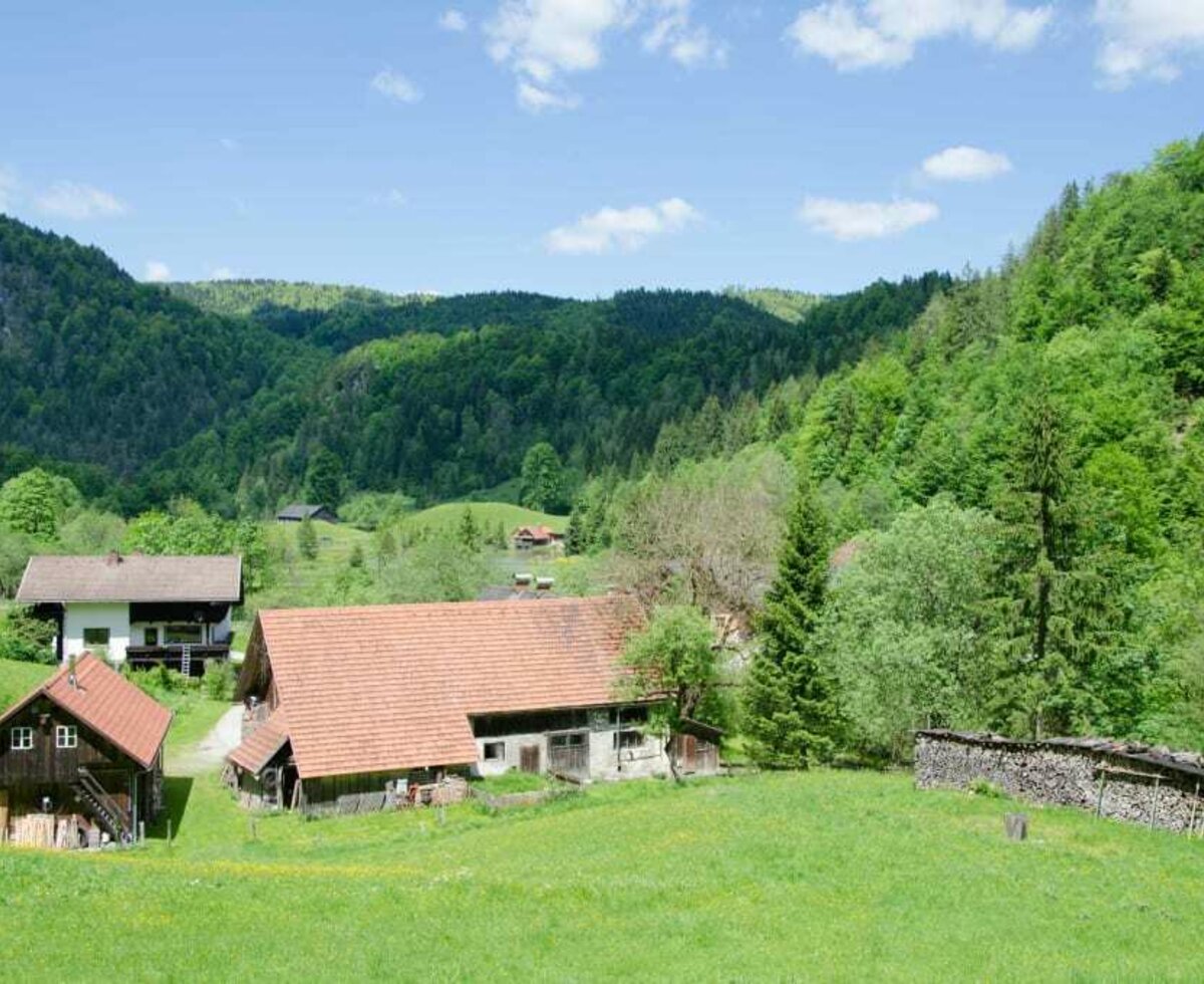 Sicht auf den Hof von der Waldhütte