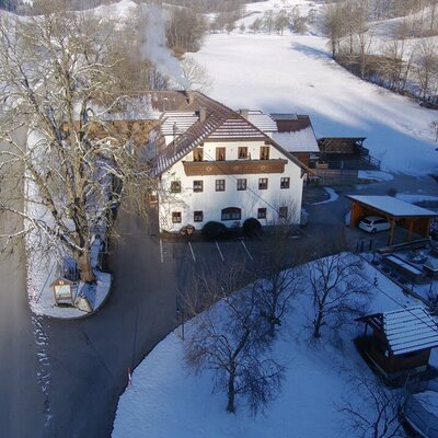 Suchen Sie die Ruhe, das edle glitzern und funkeln auf unseren schneebedeckten Wiesen und Wälder?  Da sind Sie auf unserem Ferienhof „Pfaffenlehen“, der umgeben ist vom rauschen des Baches ganz richtig. Unser Ferienhof befindet sich in der Nationalparkregion Kalkalpen und ist der perfekte Ausgangspunkt für traumhafte Schneeschuhwanderungen und Rodeltouren in unserer einzigartigen Natur.