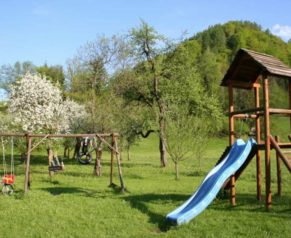 Der blühende Frühling lockt die Kinder wieder auf den großen Kinderspielplatz.