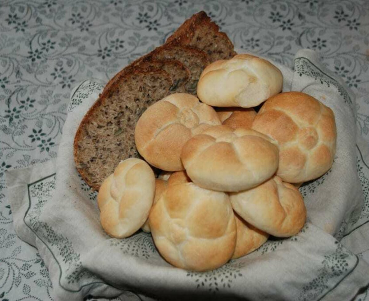 Frisch gebackenes Brot und Semmeln