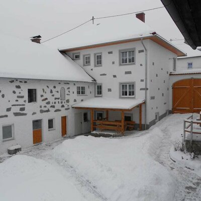 Tief verschneiter Innenhof am Fuchsnhof.