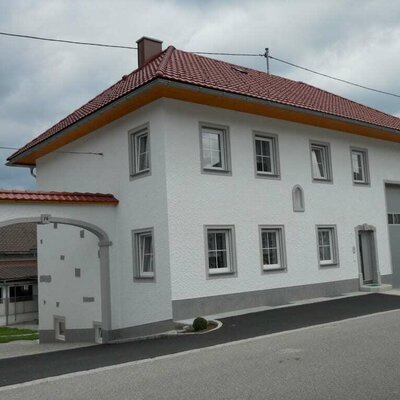 Ferienhaus am Fuchsnhof Vorderansicht im Sommer.