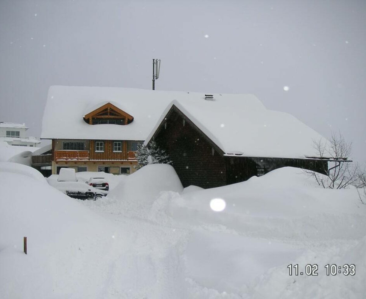 von Teich Richt. Haus viel Schnee