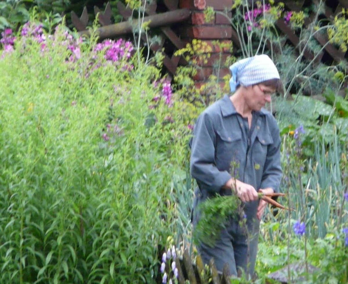 Bäuerin im Garten