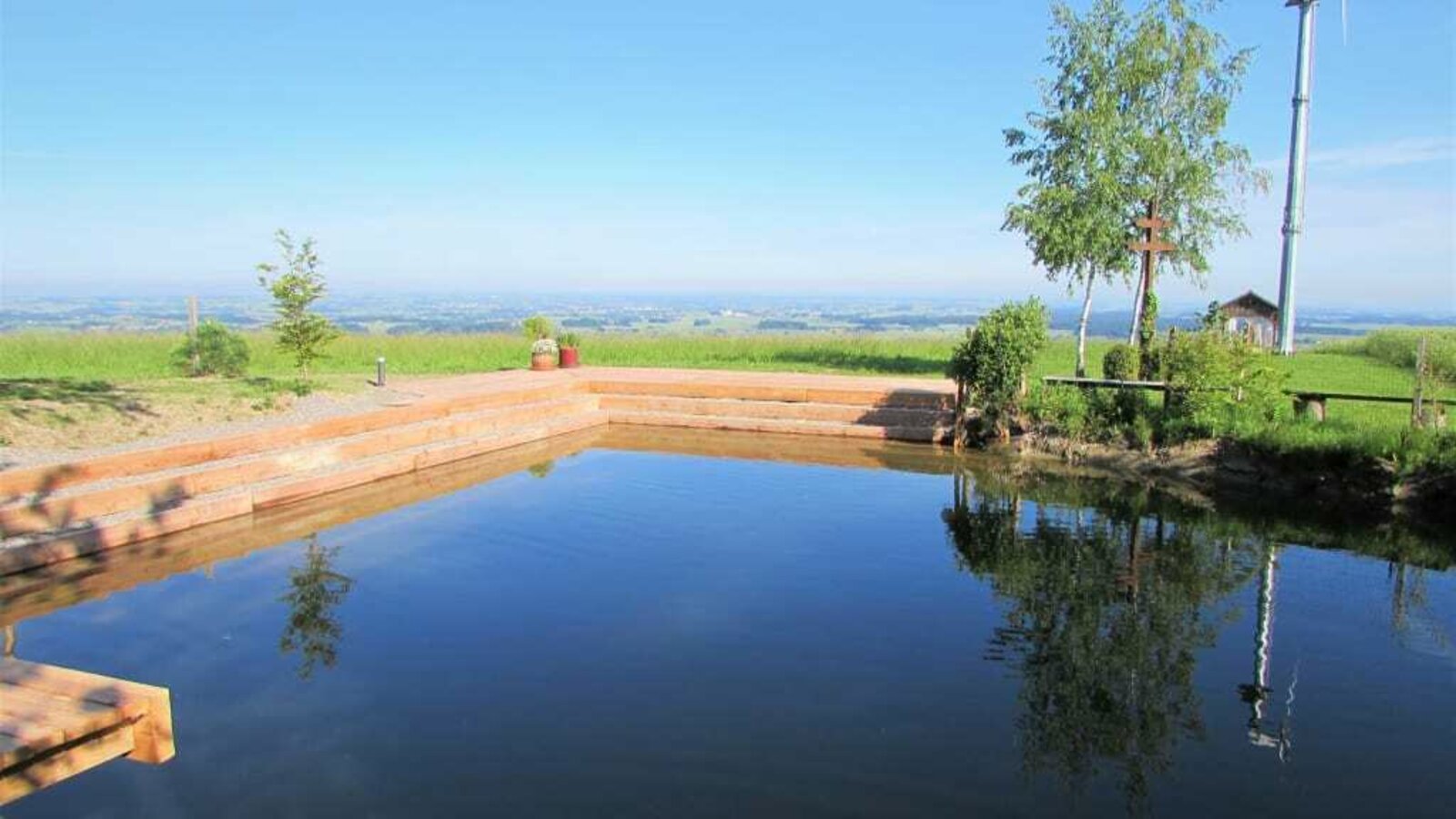 Schwimmteich mit Panoramablick