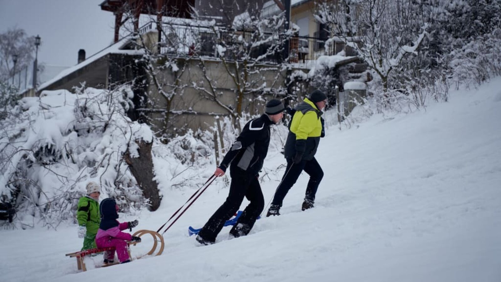 Spaß im Schnee beim Rodeln