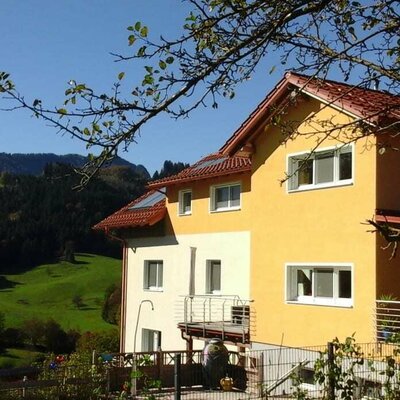 Haus vom Garten aus mit Terrasse