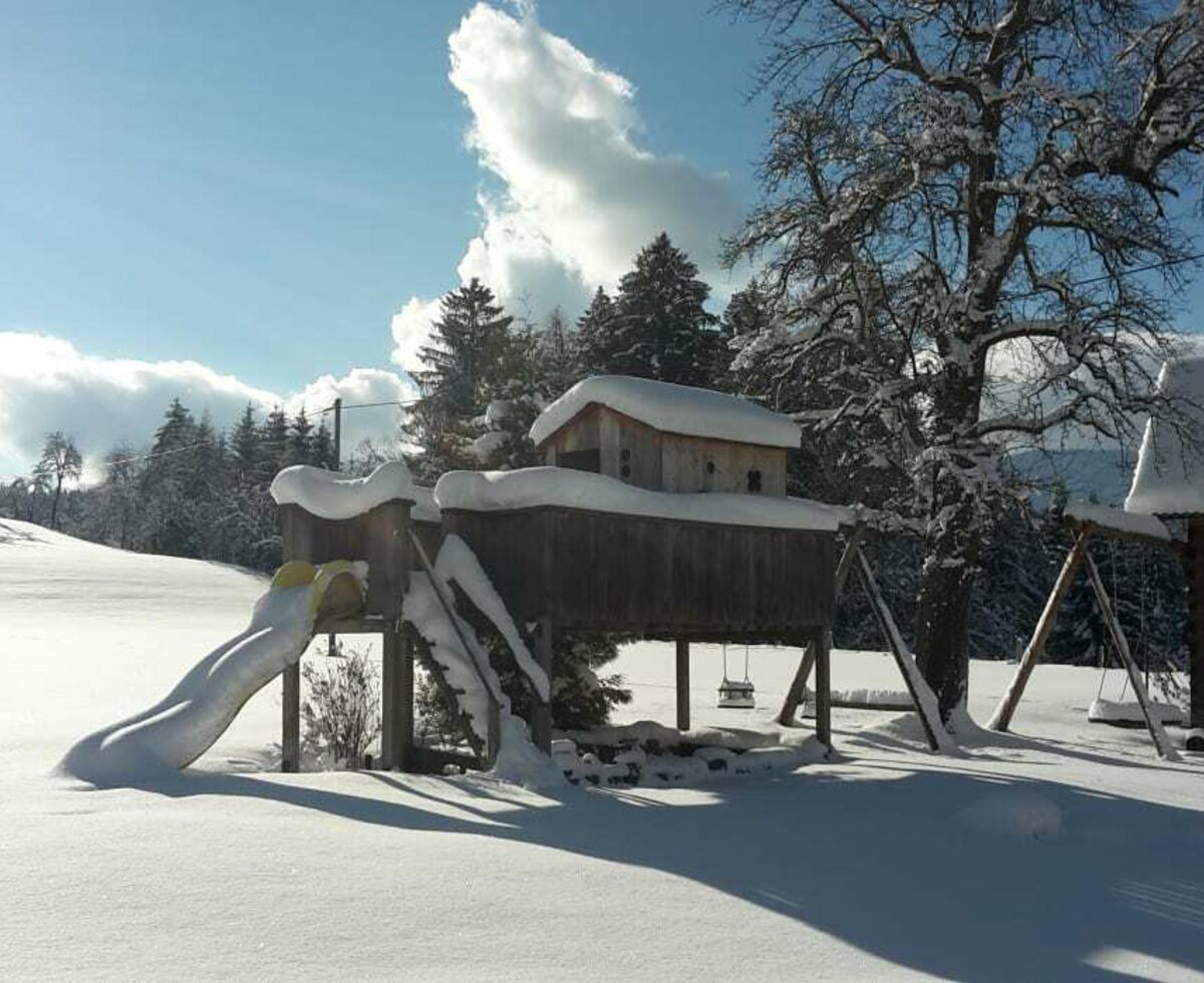 unser Spielturm im Winter