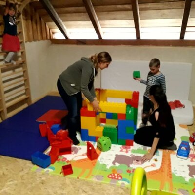 Spieleraum mit Trampolin